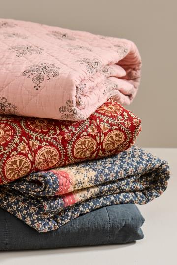 Quilt dunkelblau mit rosa und naturfarbigem Muster