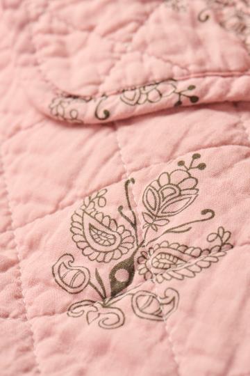 Quilt rosa mit dunkelgrauem Blockmuster