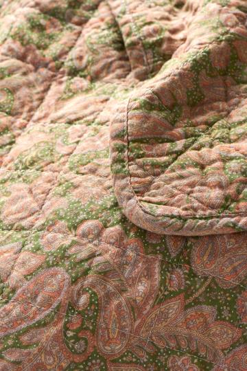 Quilt mit grünem und rosa Paisleymuster