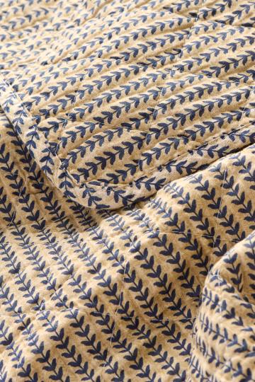 Quilt mit dunkelblauem Muster