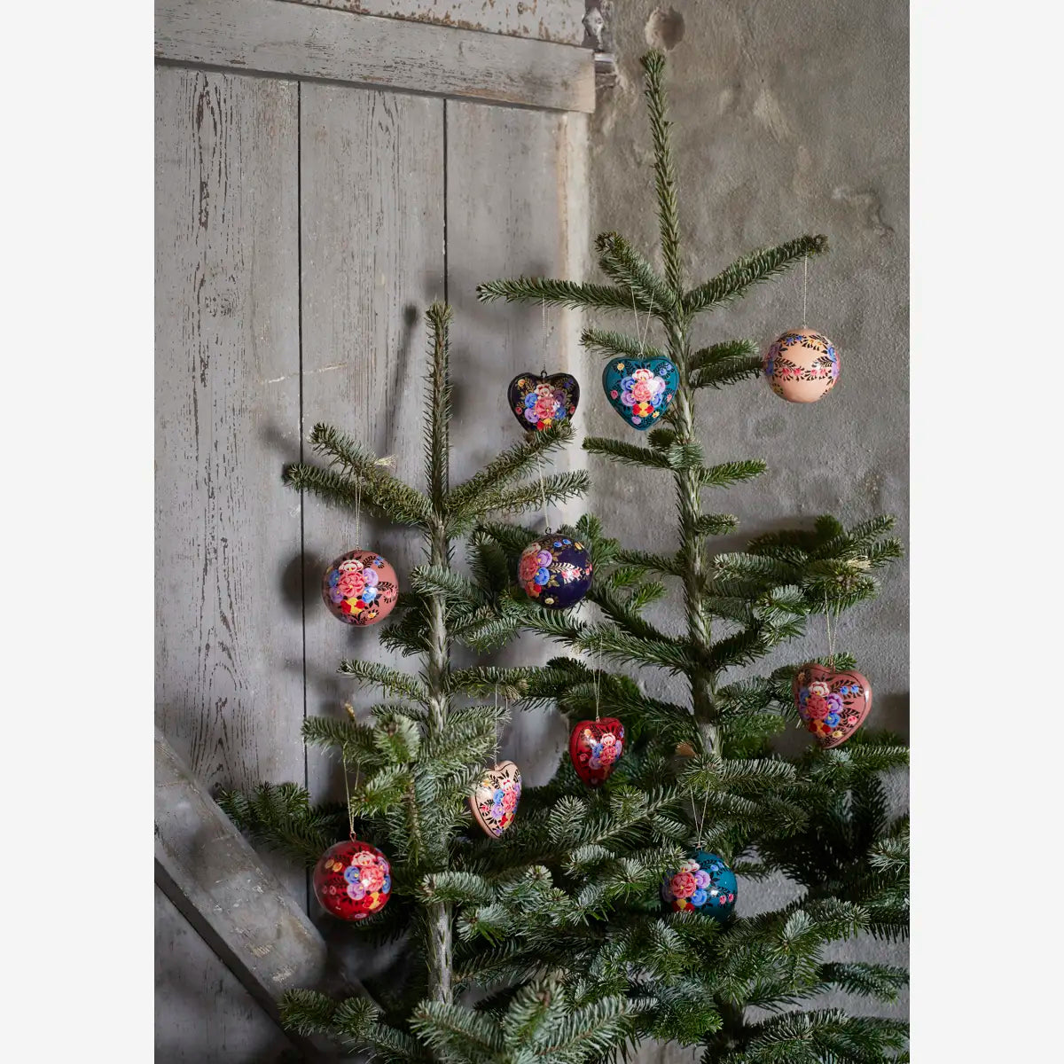 Handgemachte Weihnachtsherzen aus Pappmaché