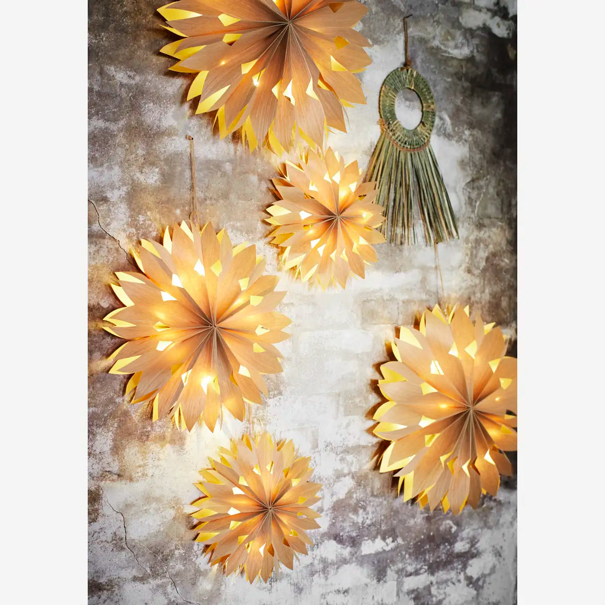 Furnierpapierstern mit Lichtern
